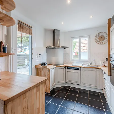Hébergement de vacances Maison Avec Jardin Clos, Proche Océan Et Centre, Wifi, 7 Pers, Clim, Plancha, Non-fumeur - Fr-1-521-101 *